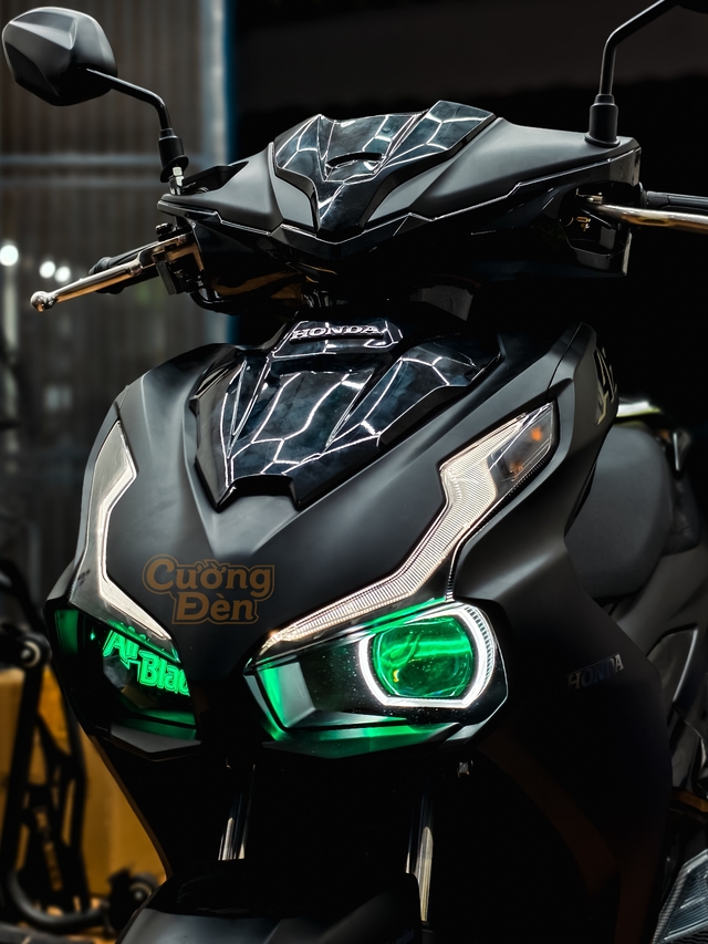 Honda Air Blade Lột Xác Ánh Sáng: Độ Bi Cầu CB150 Pro, Logo AB Cá Tính & Mắt Quỷ APP Đổi Màu